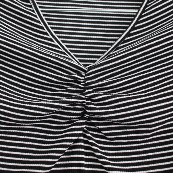 BLACK & WHITE TEE - Picture 4 of 6